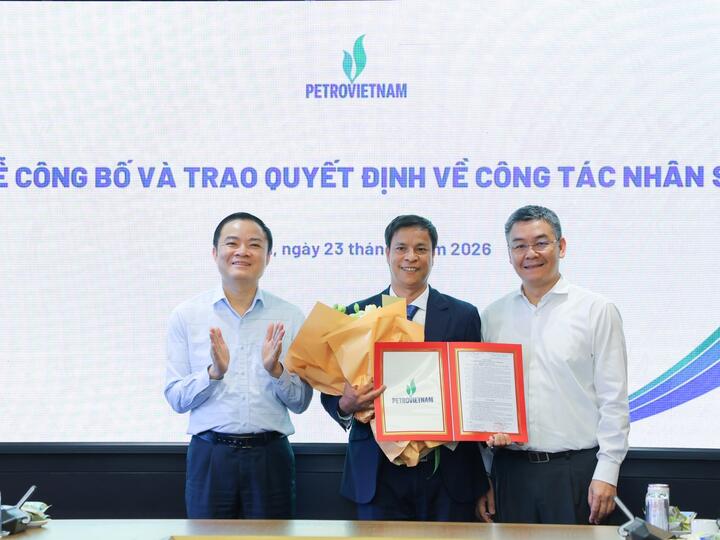 Trao quyết định giao nhiệm vụ Trưởng Ban Thăm dò Khai thác dầu khí Petrovietnam