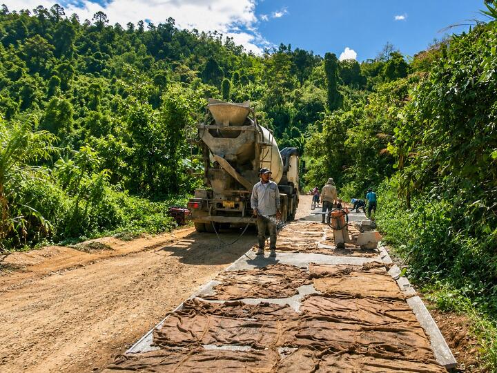 Thủy điện Đakđrinh quyết tâm hoàn thành sửa chữa tuyến đường tránh ngập cho địa phương trước mùa mưa lũ 2026