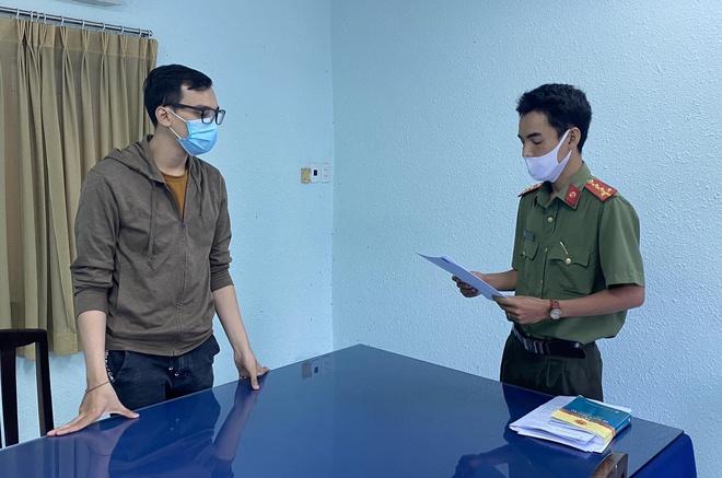 Đề nghị truy tố nam tiếp viên hàng không làm lây lan dịch COVID-19 - Ảnh 1. Đề nghị truy tố nam tiếp viên hàng không làm lây lan dịch COVID-19 - Ảnh 1.