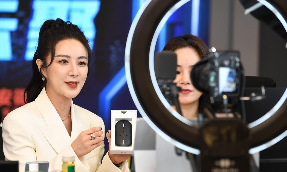 'Nữ hoàng livestream' Trung Quốc bị phạt bán hàng giả, kém chất lượng so với quảng cáo - Ảnh 1. 'Nữ hoàng livestream' Trung Quốc bị phạt bán hàng giả, kém chất lượng so với quảng cáo - Ảnh 1.
