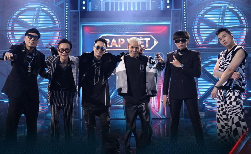 Rap Việt mùa 2 diễn ra với nhiều lùm xùm, sức hút giảm, không có được sức nóng như mùa 1. Hàng loạt huấn luyện viên ám chỉ sẽ vắng mặt nếu có mùa 3. Ảnh: Vieon