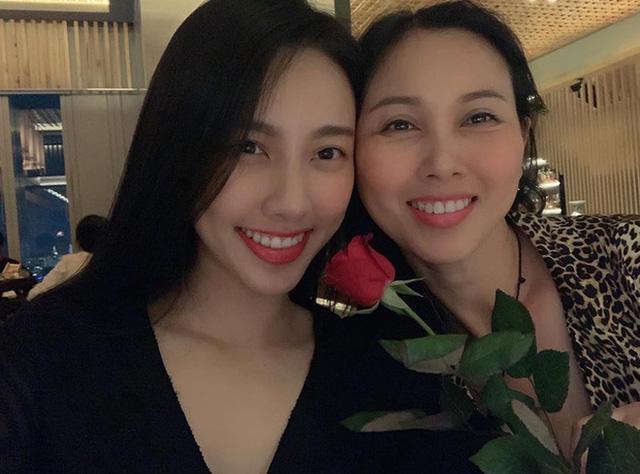 Thuỳ Tiên làm rõ lý do mẹ ruột lủi thủi bắt xe ôm về 1 mình sau sự kiện hoành tráng của con gái - Ảnh 10. Thuỳ Tiên làm rõ lý do mẹ ruột lủi thủi bắt xe ôm về 1 mình sau sự kiện hoành tráng của con gái - Ảnh 10.