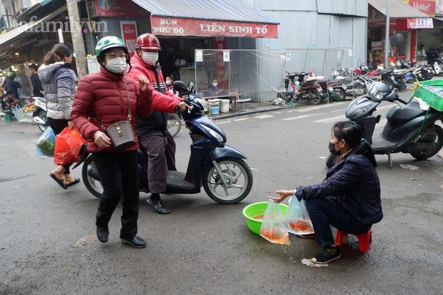 Giá gần nửa triệu đồng, gà ngậm bông hồng cúng ông Công ông Táo ở chợ nhà giàu vẫn cực đắt khách năm nay - Ảnh 11.