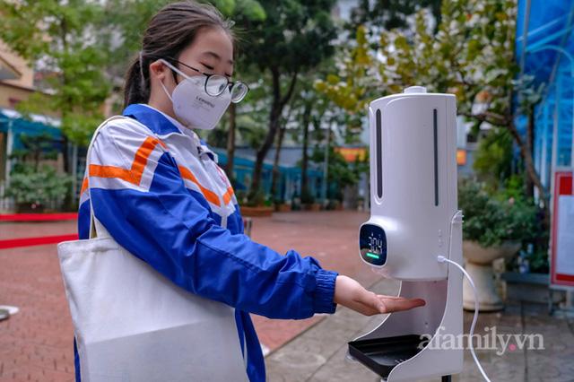 Hà Nội 8/2: Học sinh lớp 7-12 đi học trong gió rét, nhiều em đồng phục chật ních vì nghỉ học lâu nhưng cười tít mắt vì được đến trường - Ảnh 7.