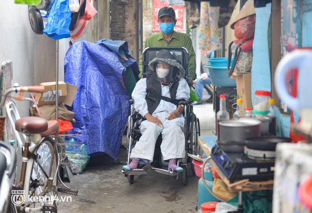 Hà Nội: Những mảnh đời xóm chạy thận phải cắt bớt chi tiêu, dồn tiền mua thuốc để giành giật sự sống những ngày đỉnh dịch - Ảnh 1.