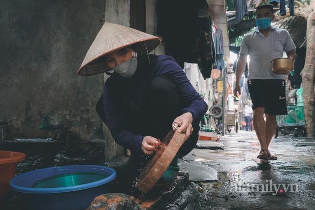 Những phận đời lam lũ khu ổ chuột chợ Long Biên chạy ăn từng bữa trong bão giá, xăng tăng - đường về nhà thêm xa - Ảnh 6.