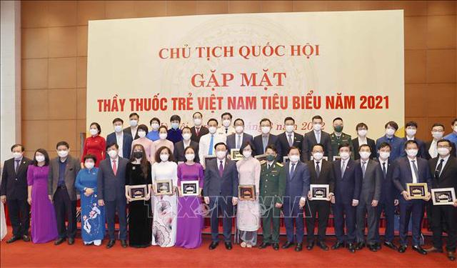 Chủ tịch Quốc hội gặp mặt các thầy thuốc trẻ tiêu biểu - Ảnh 2.