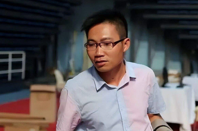 Đời không như mơ: Thi 10 lần quyết đỗ vào đại học Thanh Hoa, chàng trai sau đó có cuộc sống làng nhàng, thậm chí kém cỏi hơn bạn đồng trang lứa - Ảnh 2. Đời không như mơ: Thi 10 lần quyết đỗ vào đại học Thanh Hoa, chàng trai sau đó có cuộc sống làng nhàng, thậm chí kém cỏi hơn bạn đồng trang lứa - Ảnh 2.