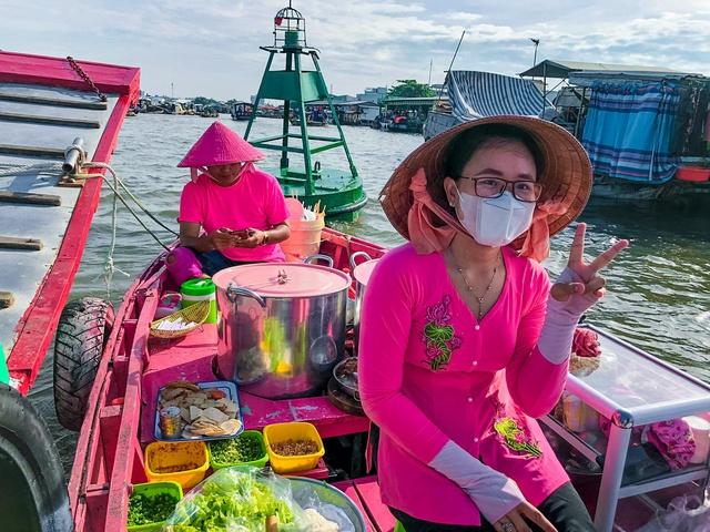 Sơn ghe hồng nổi bật giữa chợ Cái Răng, vợ chồng chị bán bún bán cả trăm tô mỗi ngày - Ảnh 2.