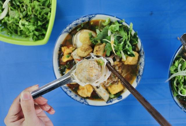 Quán bún riêu vỉa hè vỏn vẹn 1m2 bán 500 bát/ngày, 3 năm mở thêm 17 cơ sở - Ảnh 6.