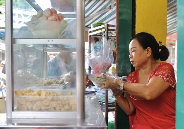Quán bún riêu vỉa hè vỏn vẹn 1m2 bán 500 bát/ngày, 3 năm mở thêm 17 cơ sở - Ảnh 1.