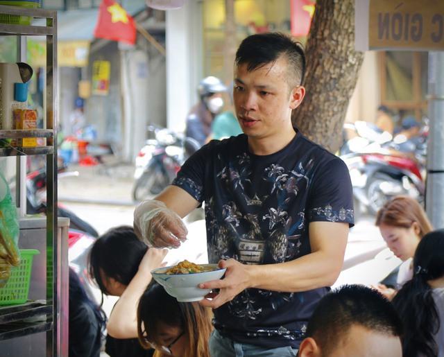 Quán bún riêu vỉa hè vỏn vẹn 1m2 bán 500 bát/ngày, 3 năm mở thêm 17 cơ sở - Ảnh 5.
