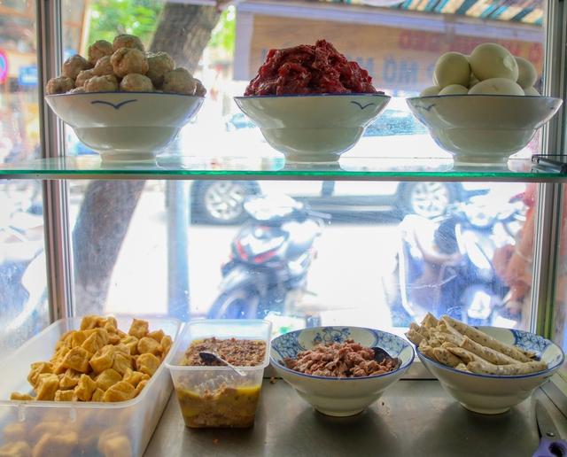 Quán bún riêu vỉa hè vỏn vẹn 1m2 bán 500 bát/ngày, 3 năm mở thêm 17 cơ sở - Ảnh 2.