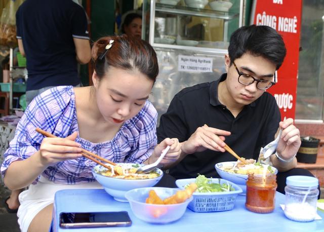 Quán bún riêu vỉa hè vỏn vẹn 1m2 bán 500 bát/ngày, 3 năm mở thêm 17 cơ sở - Ảnh 7.