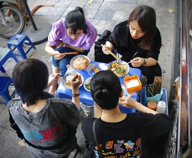 Quán bún riêu vỉa hè vỏn vẹn 1m2 bán 500 bát/ngày, 3 năm mở thêm 17 cơ sở - Ảnh 8.