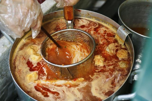 Quán bún riêu vỉa hè vỏn vẹn 1m2 bán 500 bát/ngày, 3 năm mở thêm 17 cơ sở - Ảnh 3.