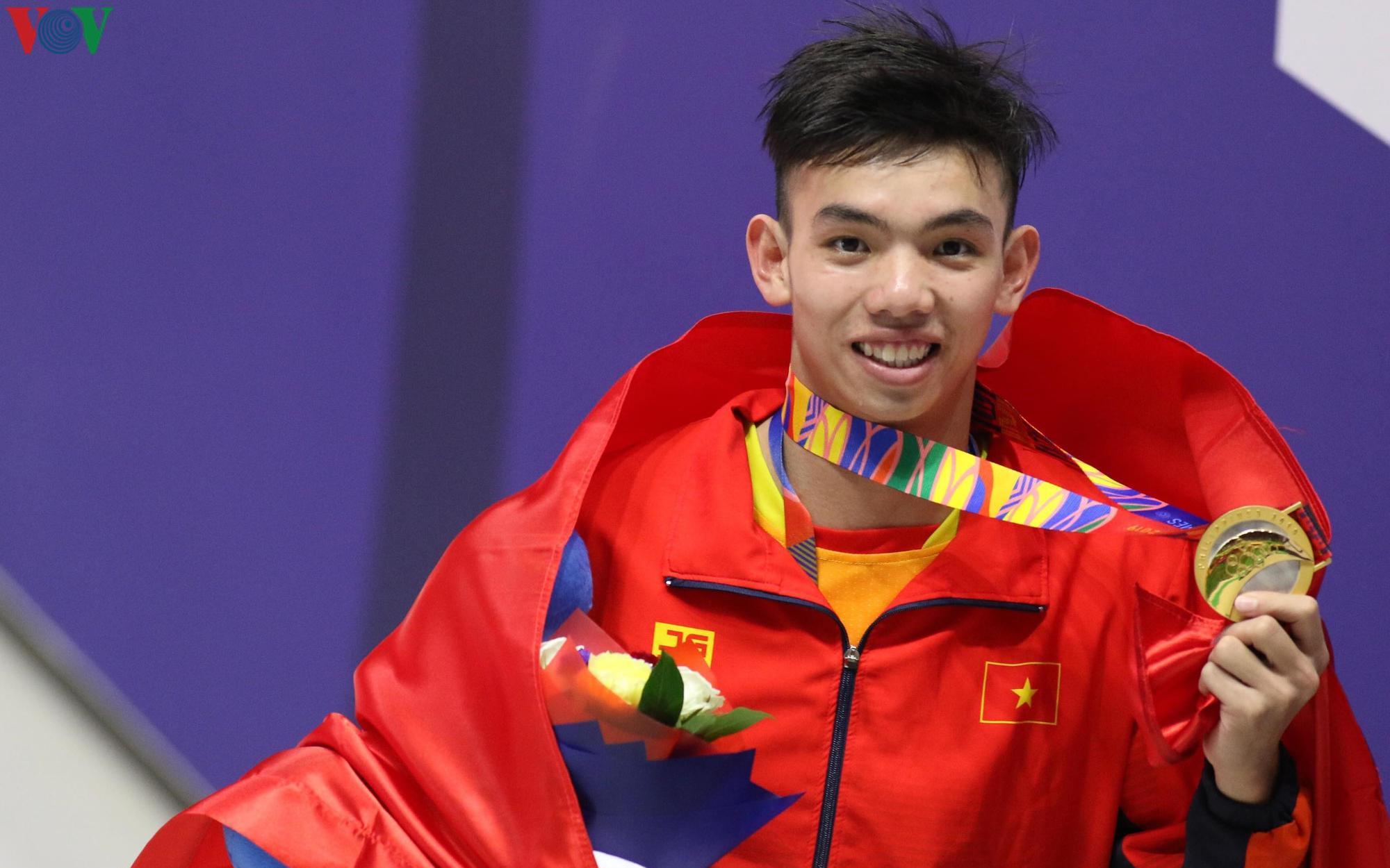 'Kình ngư' Huy Hoàng bất ngờ được chọn cầm cờ tại Lễ khai mạc SEA Games 31