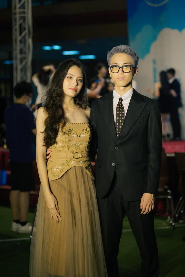 Prom cuối cấp trường người ta: Ai nấy đều lên đồ như hoàng tử công chúa, ái nữ nhà NSƯT Chiều Xuân lột xác táo bạo - Ảnh 6.