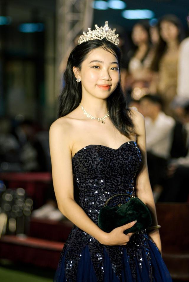 Prom cuối cấp trường người ta: Ai nấy đều lên đồ như hoàng tử công chúa, ái nữ nhà NSƯT Chiều Xuân lột xác táo bạo - Ảnh 2.