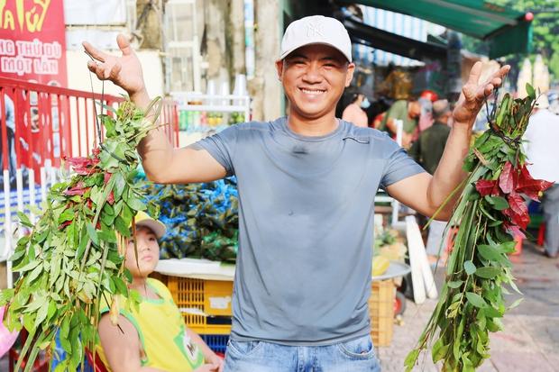 Người Sài Gòn tấp nập đi chợ Tết Đoan Ngọ, tiểu thương hào hứng vì đắt hàng: Một năm chỉ có một ngày - Ảnh 4.