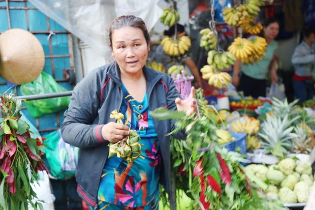 Người Sài Gòn tấp nập đi chợ Tết Đoan Ngọ, tiểu thương hào hứng vì đắt hàng: Một năm chỉ có một ngày - Ảnh 6.