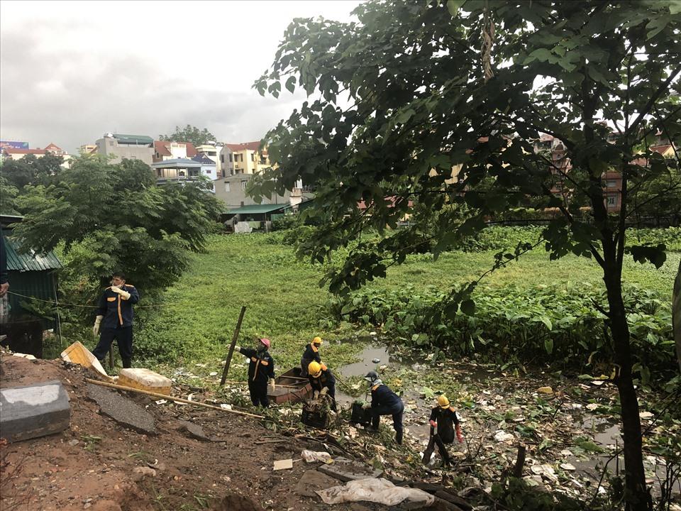 Công tác nạo vét bùn, khơi thông dòng chảy được tiến hành khẩn trương.