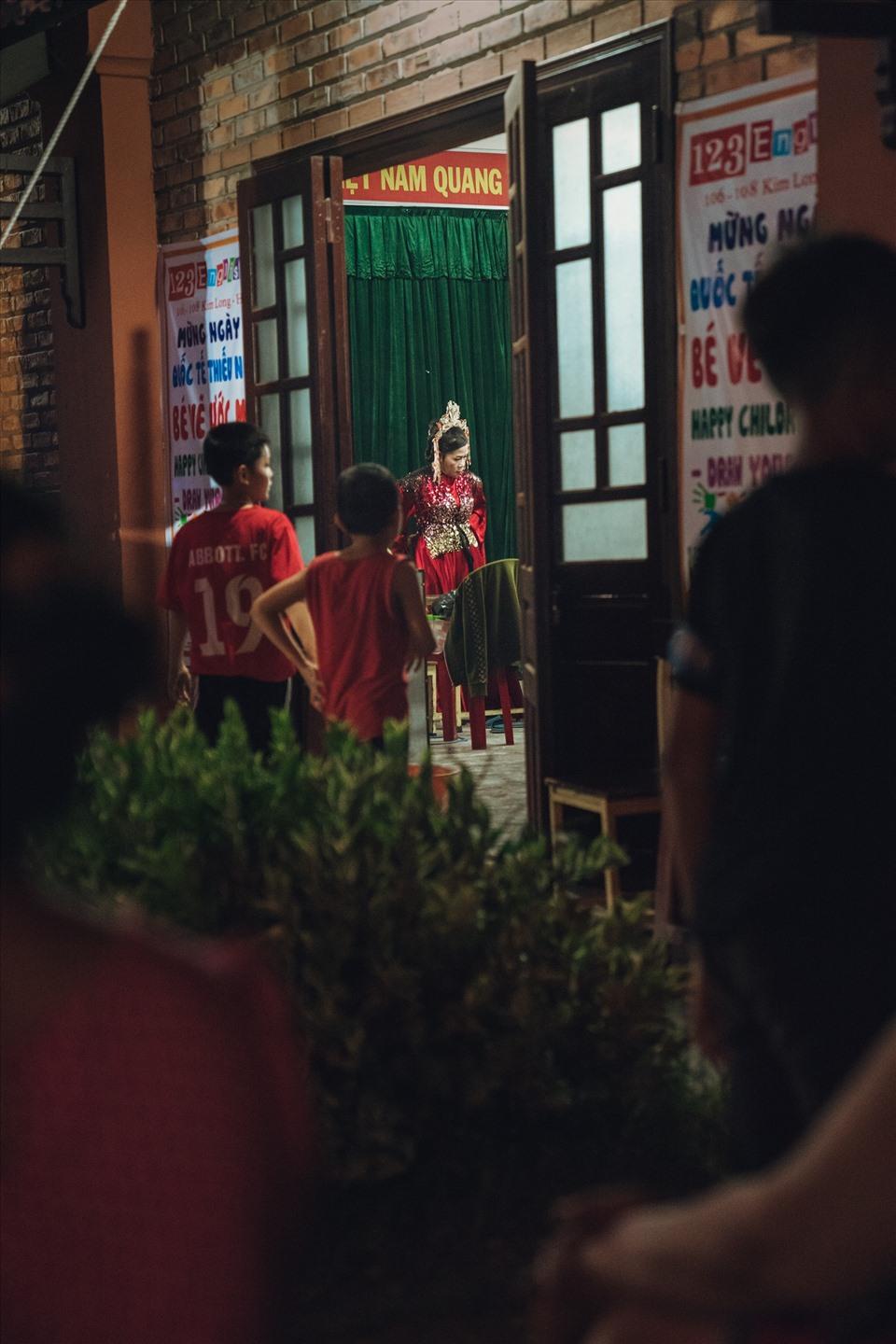 Hai năm trở lại đây, một số thành viên của Đoàn cải lương cũ đã quay lại, thành lập Đoàn nghệ thuật Cải lương Sông Hương (dưới hình thức doanh nghiệp) để tiếp tục hoạt động. Đơn giản là vì họ yêu nghề, họ nhớ cái nghề mà họ đã “sống” với nó hơn nửa đời người. Họ trở lại diễn với sân khấu là một bãi đất trống, không gian diễn đầy xót xa. Họ không mơ gì đến chuyện khá hơn về kinh tế, duy trì diễn trước hết là để thoả mãn nỗi nhớ nghề và đam mê của anh chị em nghệ sĩ.