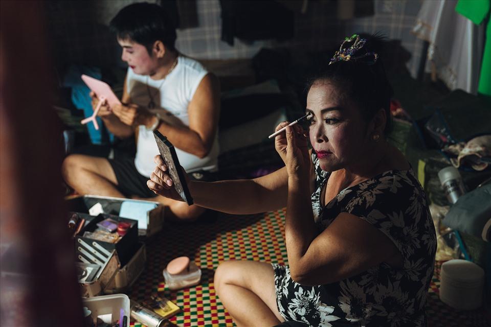Hai năm trở lại đây, một số thành viên của Đoàn cải lương cũ đã quay lại, thành lập Đoàn nghệ thuật Cải lương Sông Hương (dưới hình thức doanh nghiệp) để tiếp tục hoạt động. Đơn giản là vì họ yêu nghề, họ nhớ cái nghề mà họ đã “sống” với nó hơn nửa đời người. Họ trở lại diễn với sân khấu là một bãi đất trống, không gian diễn đầy xót xa. Họ không mơ gì đến chuyện khá hơn về kinh tế, duy trì diễn trước hết là để thoả mãn nỗi nhớ nghề và đam mê của anh chị em nghệ sĩ.