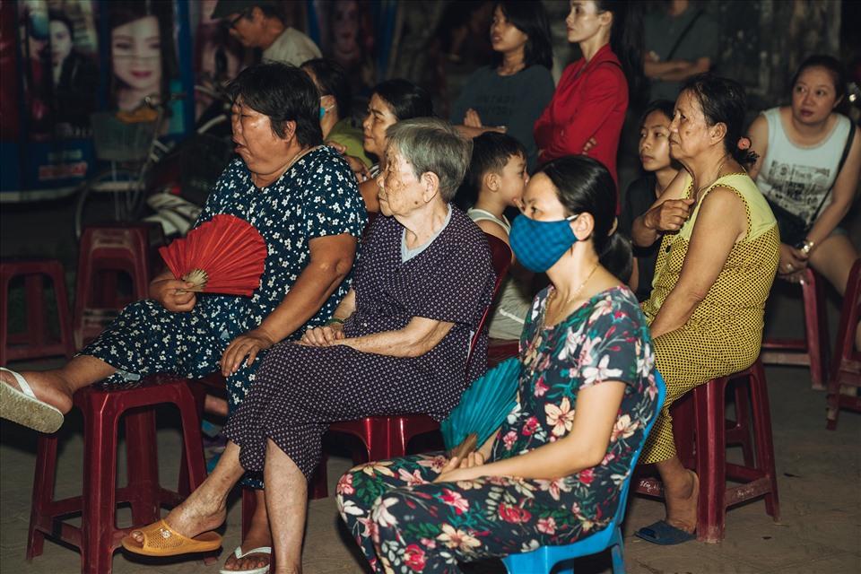 Chị Nguyễn Thị Giang ( khán giả đến xem đoàn nghệ thuật cải lương Sông Hương ) chia sẻ: “ Thấy mọi người hát, diễn kịch mình cũng thấy thương lắm, ở đây không có nhiều khán giả đến xem, thế nên nhiều hôm thấy lát đát vài người cũng rất thương cho họ”.