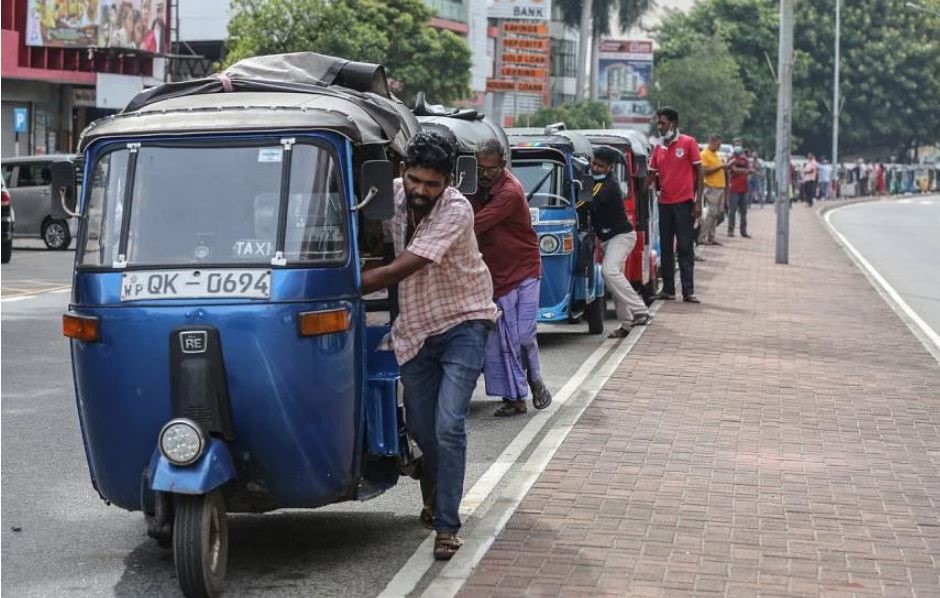 Sri Lanka cho công chức làm việc tại nhà do thiếu nhiên liệu trầm trọng