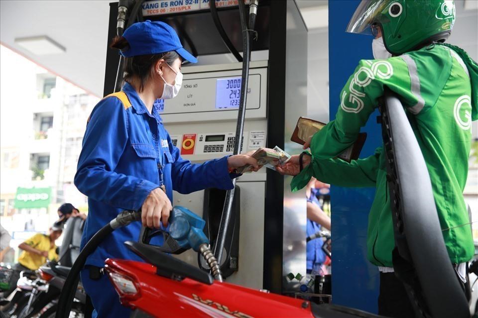 Giá xăng dự báo tiếp tục tăng trong kỳ điều chỉnh ngày mai
