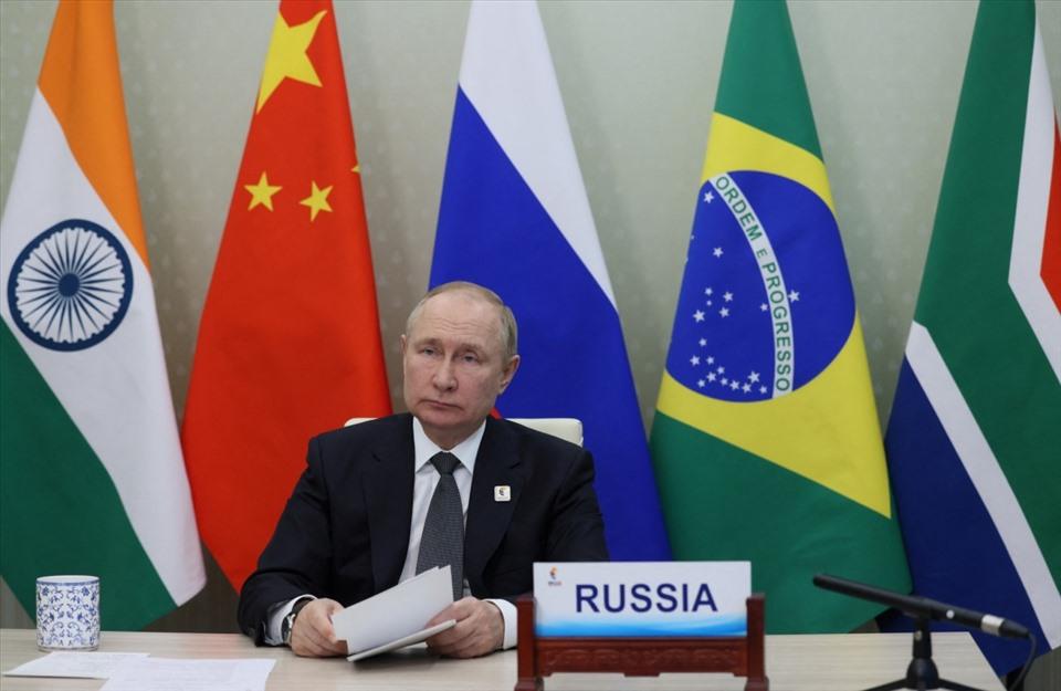 Tổng thống Nga Vladimir Putin phát biểu trực tuyến tại hội nghị thượng đỉnh BRICS ngày 23.6.2022. Ảnh: AFP