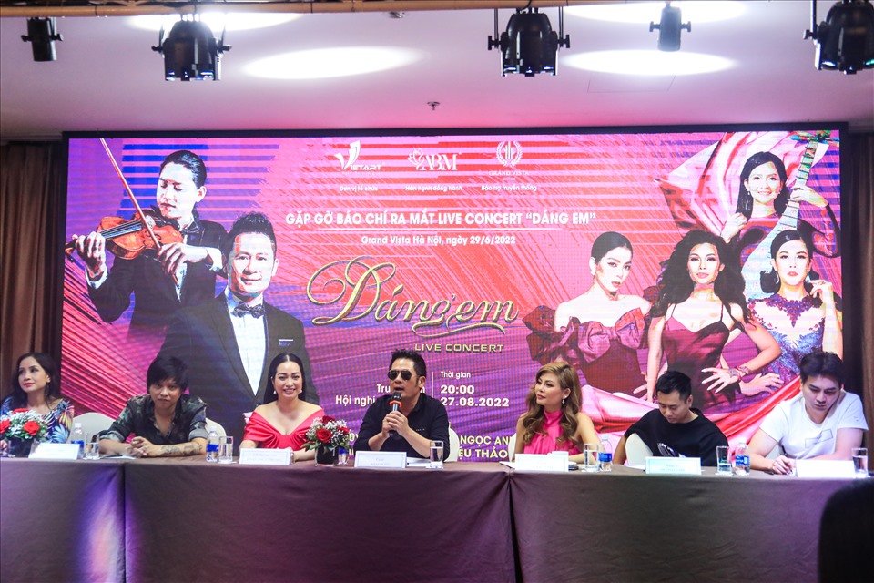 Ngoài các ca sĩ, live concert kết hợp giữa âm nhạc và thời trang này còn có sự góp mặt của biên đạo múa NSUT Vũ Tùng Dương, giám đốc âm nhạc Dương Cầm, nghệ sĩ Violin Anh Tú.