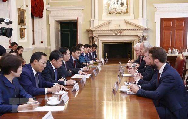 Chủ tịch Quốc hội Vương Đình Huệ trao đổi với Quyền Thị trưởng Khu Tài chính London. Ảnh: TTXVN