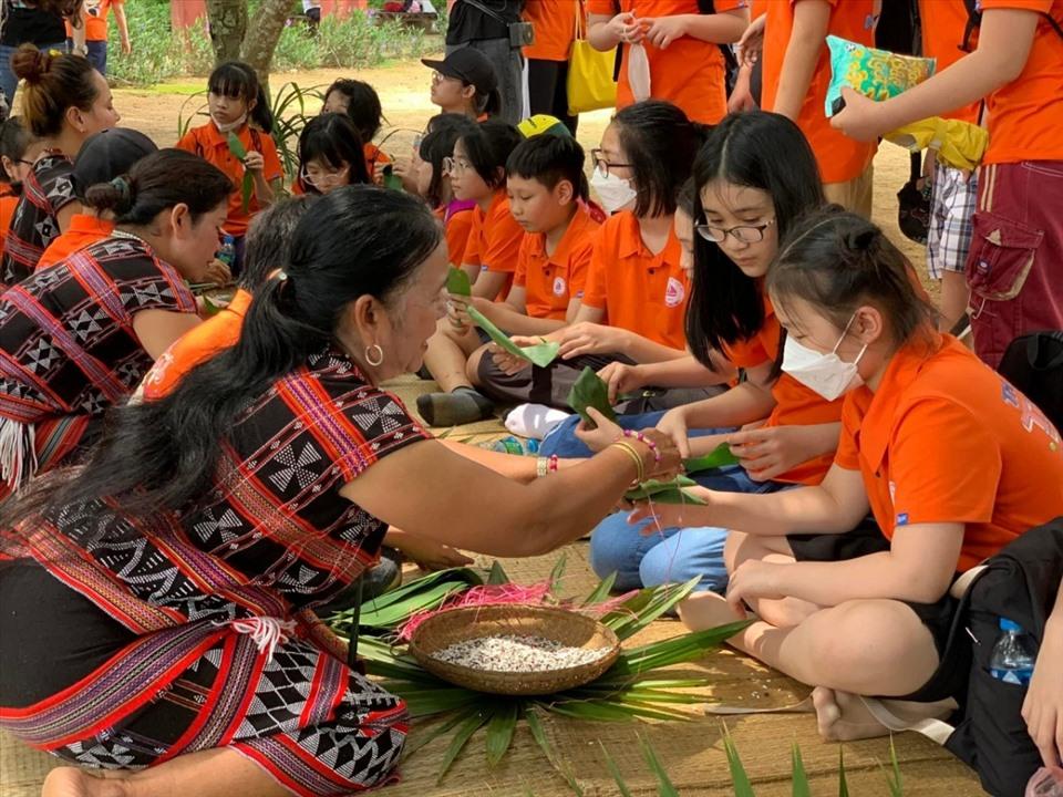 Tin văn hoá trong tuần: “Làng với tuổi thơ”