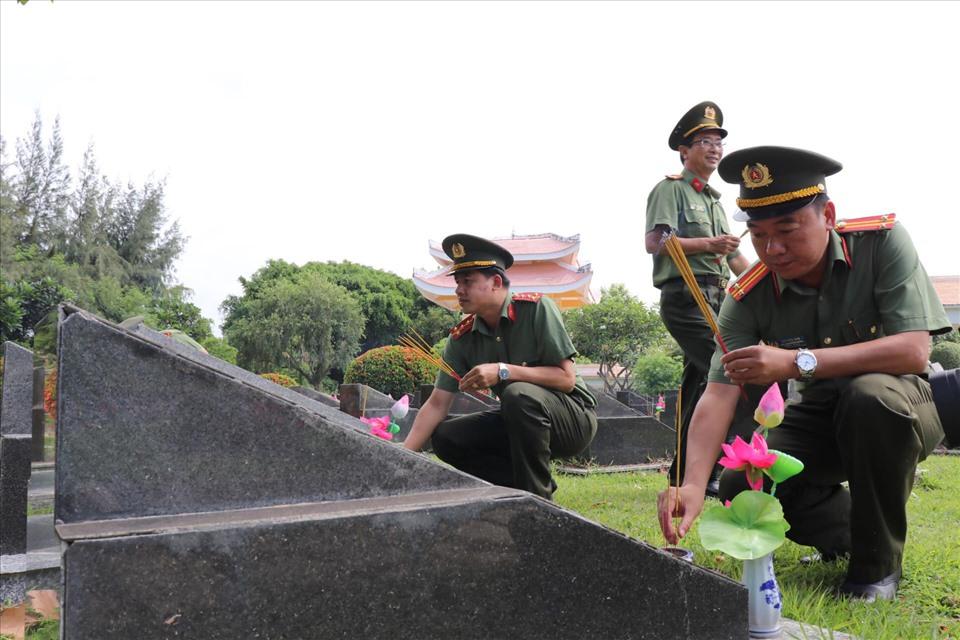 Công đoàn Công an TP.HCM thăm, dâng hương Nghĩa trang liệt sĩ Rừng Sác