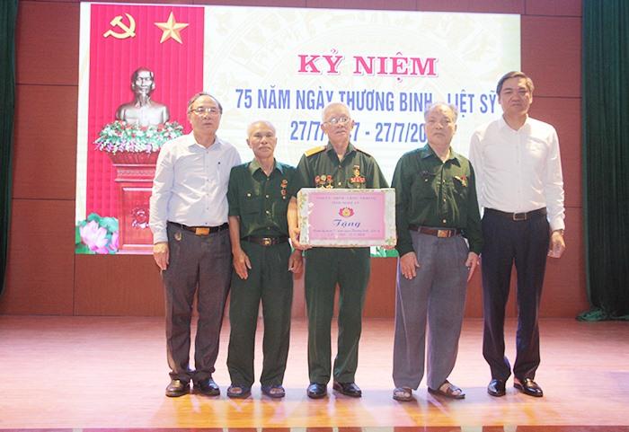 Lãnh đạo tỉnh Nghệ An thăm, tặng quà thương binh, gia đình chính sách