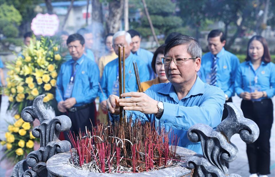 Phó Chủ tịch Thường trực Tổng LĐLĐVN Trần Thanh Hải dâng hương tưởng niệm đồng chí Nguyễn Văn Linh. Ảnh: Tô Thế