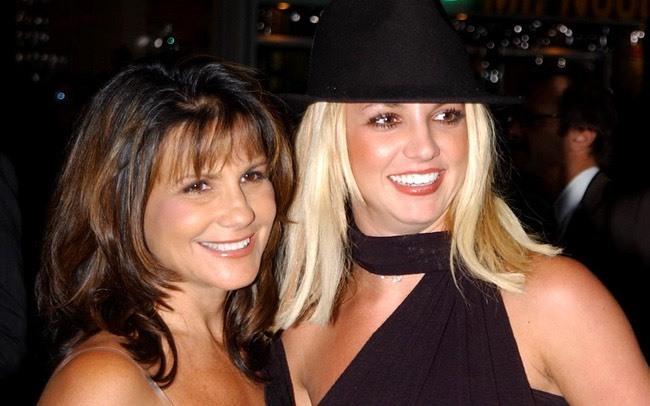 Britney Spears: “Mẹ từng xa lánh tôi...”