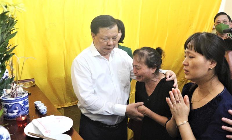 Bí thư Hà Nội thăm, động viên 3 gia đình cảnh sát hy sinh trong vụ cháy