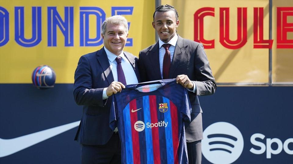 Barcelona đã làm lễ ra mắt cho Jules Kounde và cũng như các tân binh khác, trung vệ người Pháp sẽ được đăng ký sau khi đội bóng xứ Catalunya thu về hơn 700 triệu Euro trong vòng 1 tháng. Ảnh: FCB