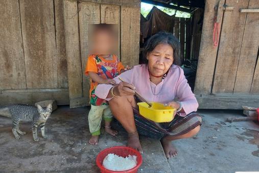 Bà Sông ở nhà dự cháu với bữa ăn còn kham khổ. Ảnh: Trần Tuấn.