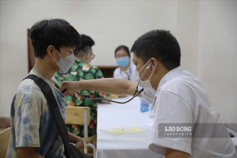 Sau khi điền đầy đủ thông tin, người dân được tư vấn, khám sàng lọc trước khi tiêm.