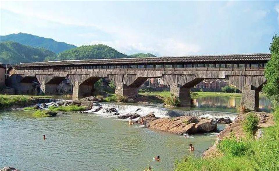 Cầu Vạn An lúc chưa bị cháy. Ảnh: Sohu