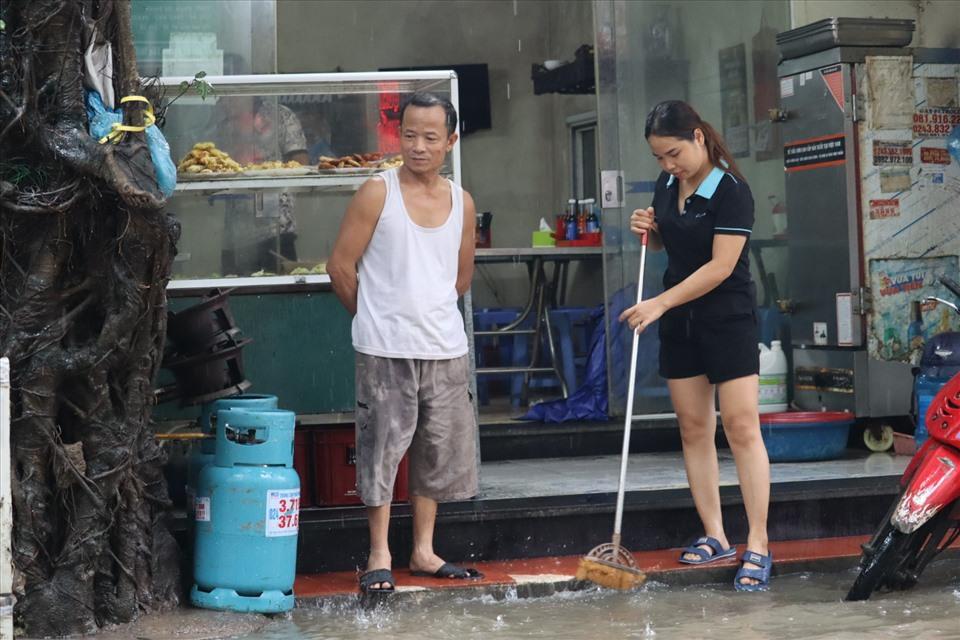 Người dân tranh thủ lúc mưa ngớt dọn dep nhà cửa.