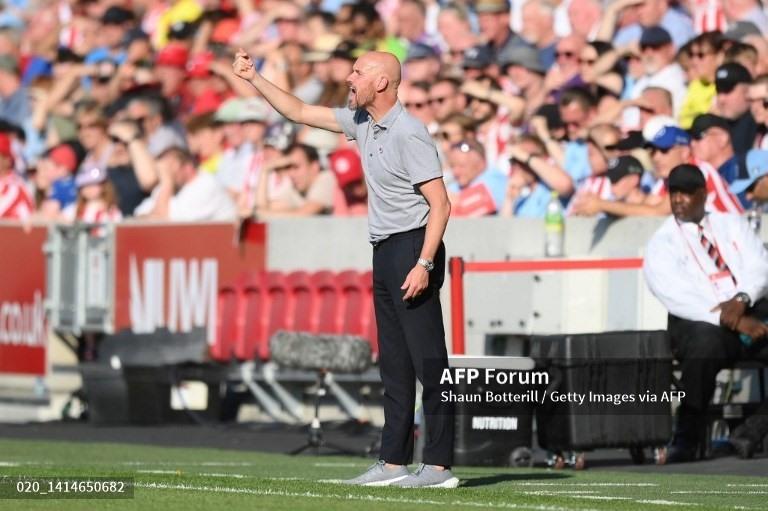 Ten Hag nên cân nhắc vị trí của De Gea.  Ảnh: AFP