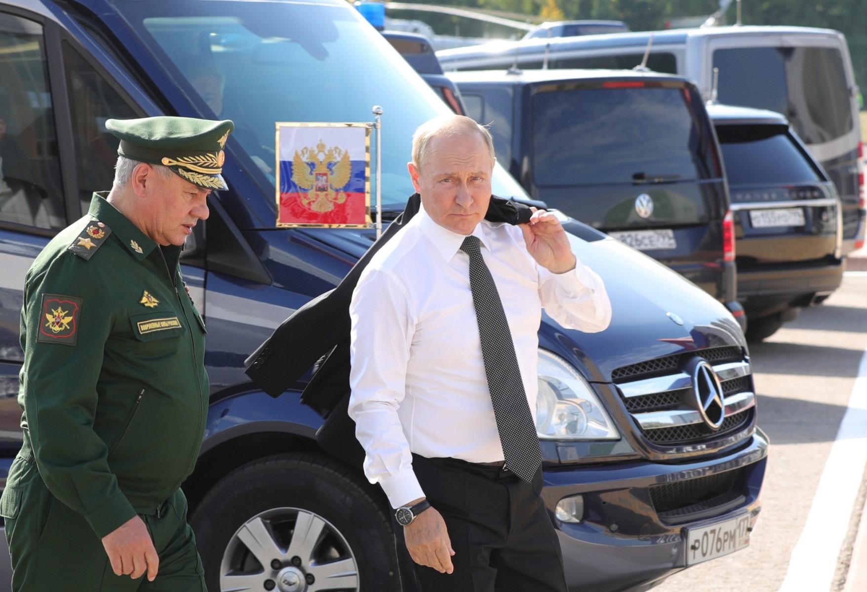 Tổng thống Nga Vladimir Putin (phải) và Bộ trưởng Quốc phòng Sergei Shoigu đến dự lễ khai mạc Diễn đàn Kỹ thuật-Quân sự Quốc tế Army-2022 ở ngoại ô Mátxcơva ngày 15.8.2022.