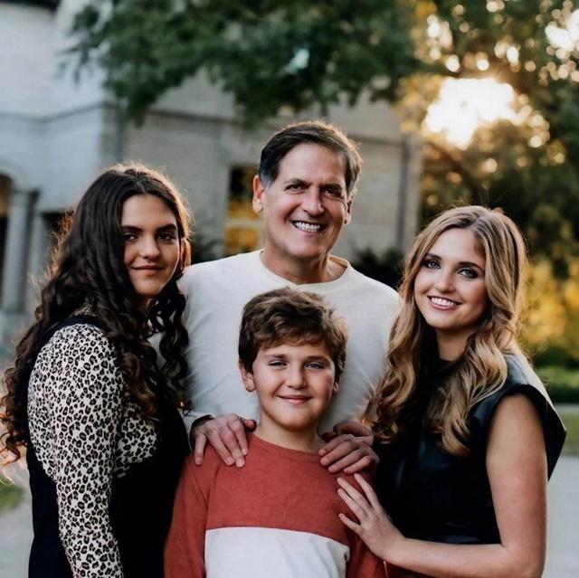 Cách tỷ phú Mark Cuban dạy con sống giản dị, không phô trương - Ảnh 1. Cách tỷ phú Mark Cuban dạy con sống giản dị, không phô trương - Ảnh 1.