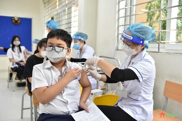 Tiêm vaccine COVID-19 "Vui Trung thu và tựu trường an toàn" - Ảnh 1.