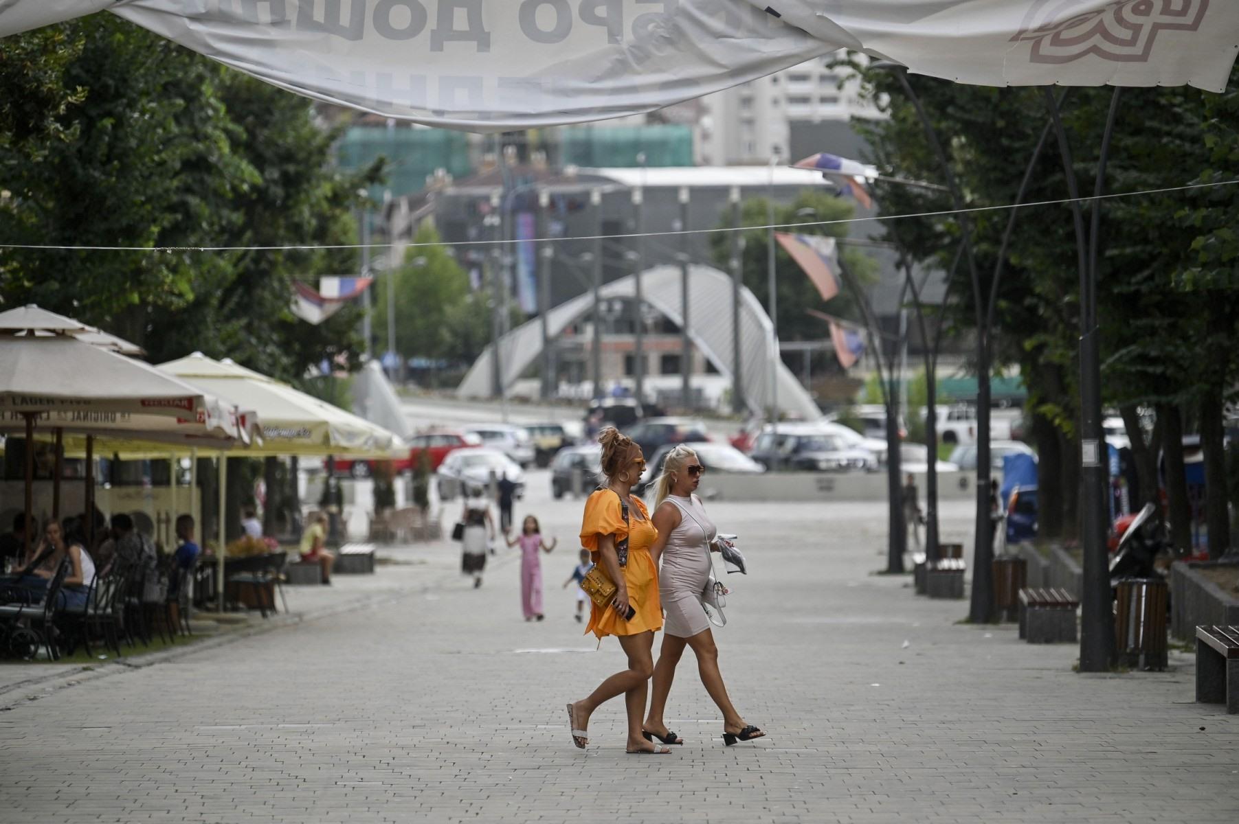 Những phụ nữ người Serb ở Kosovo đi bộ trên quảng trường tại Mitrovica. Ảnh: AFP